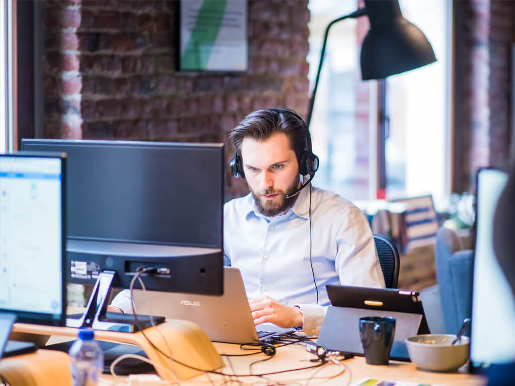 Dozent gibt Feedback in einer kleinen Lerngruppe im Kurs für digitales Marketing