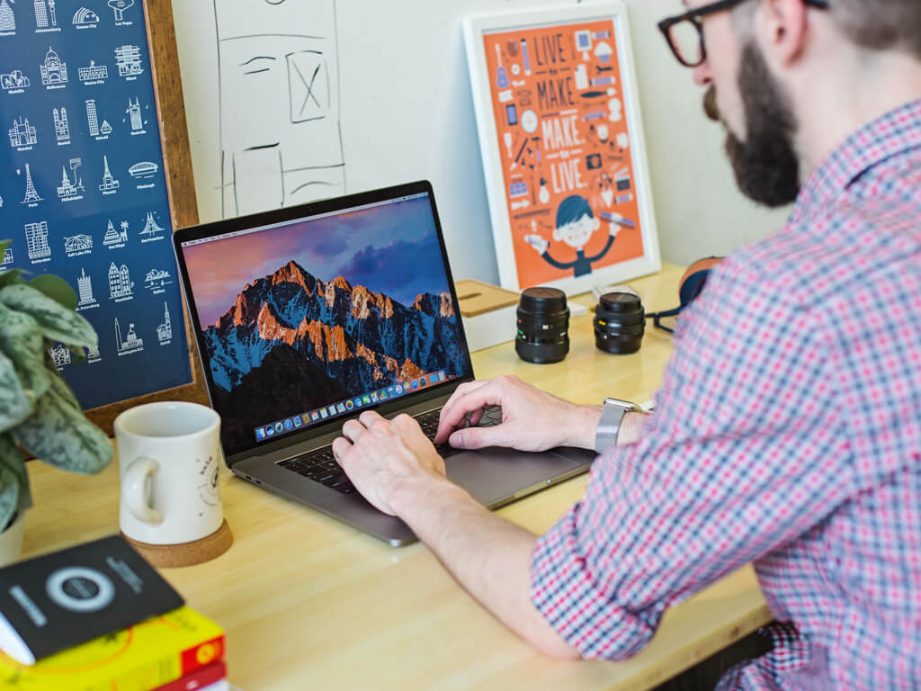 Teilnehmende arbeiten gemeinsam an einer Marketing-Strategie in einer kleinen Gruppe